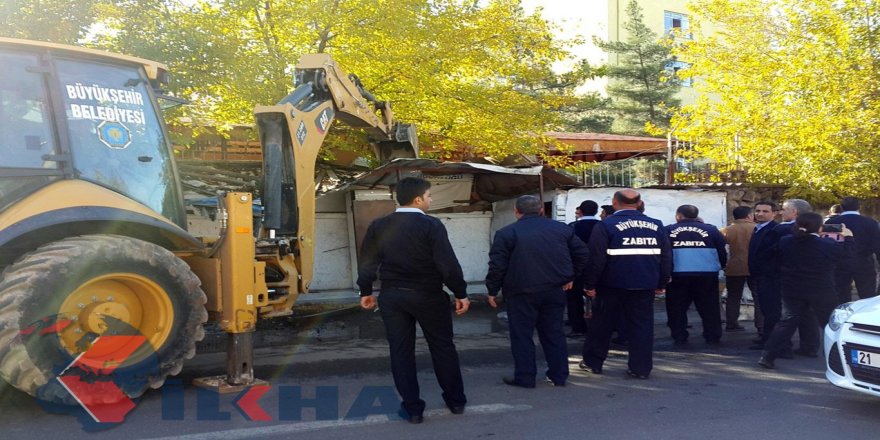 Diyarbakır hastaneler bölgesinde kaçak iş yeri yıkımında arbede