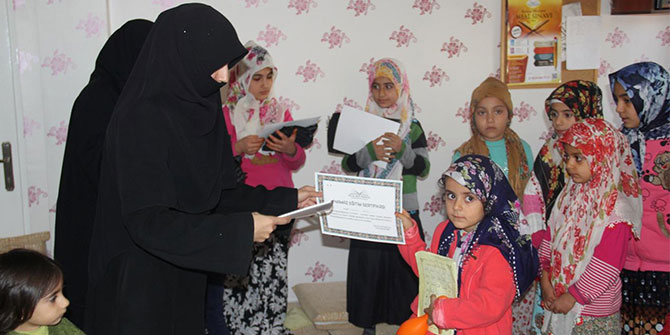 Diyarbakır’da çocuklara namaz sertifikası verildi