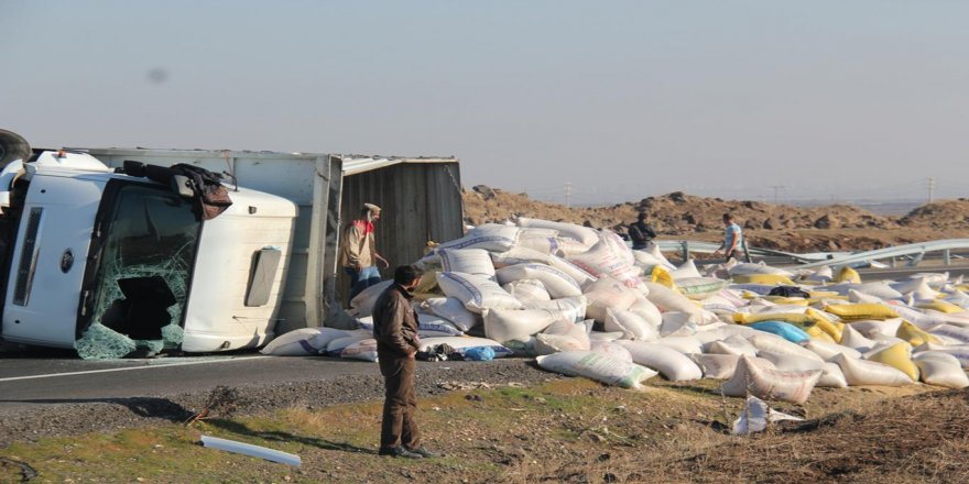 Yüklü kamyon devrildi