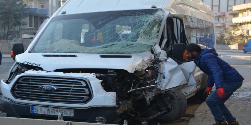 Öğrenci servisi kaza yaptı: 15 yaralı
