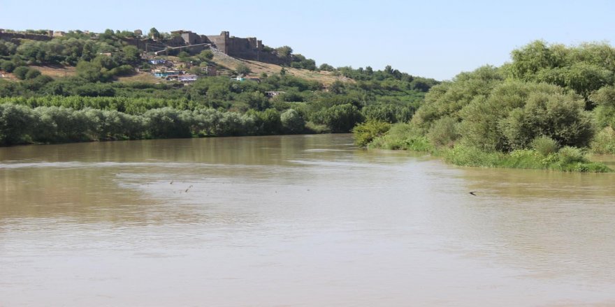 Dicle Nehri’nin sularının çekilmesi endişe veriyor