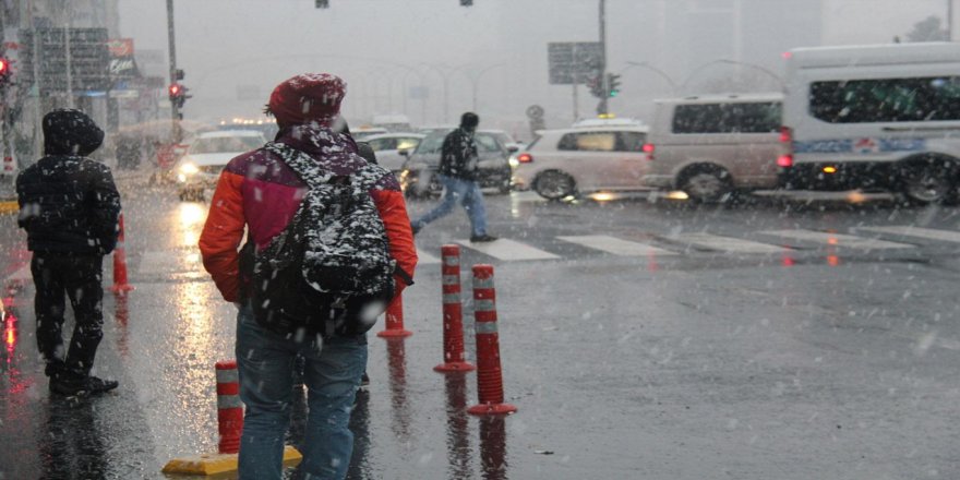 Diyarbakır’a mevsimin ilk karı düştü