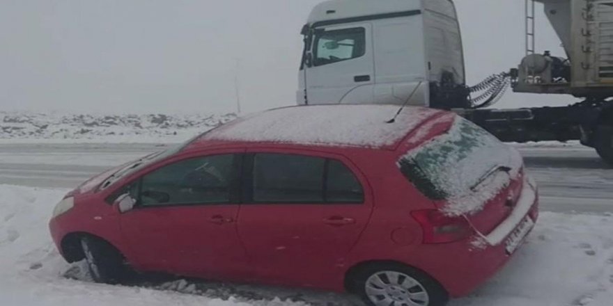 Buzlanma nedeniyle zincirleme kaza: 2 yaralı