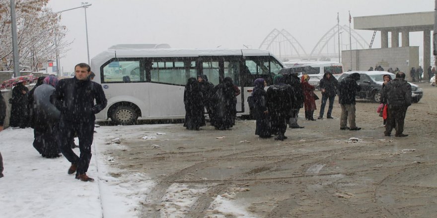 Muş'ta kar yağışı hayatı olumsuz etkiledi