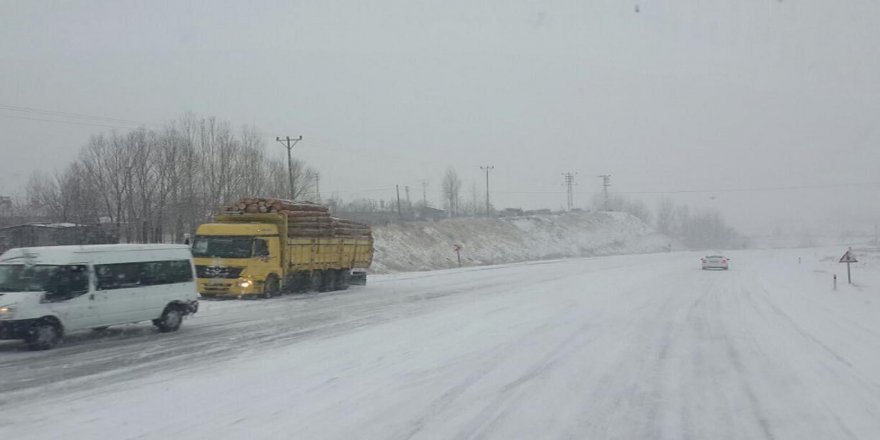 Bingöl'de kar yağışı nedeniyle 278 köy yolu ulaşıma kapandı