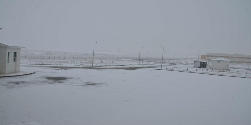 Elazığ beyaz örtüyle büründü