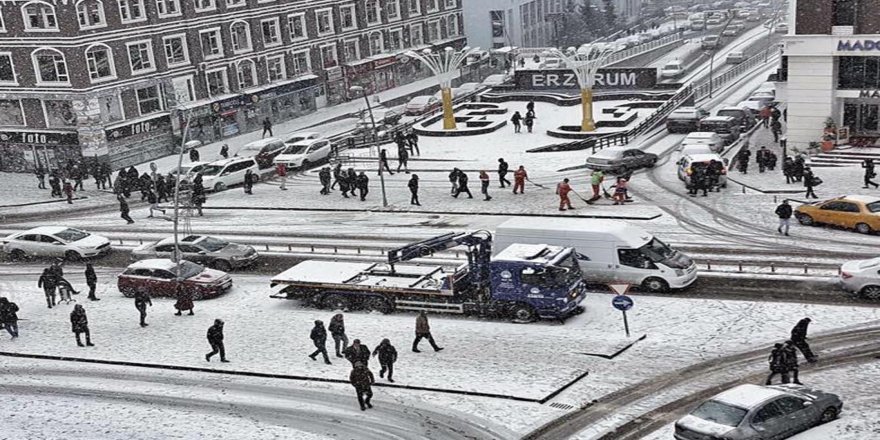 Kar yağışı Erzurum’u beyaza bürüdü