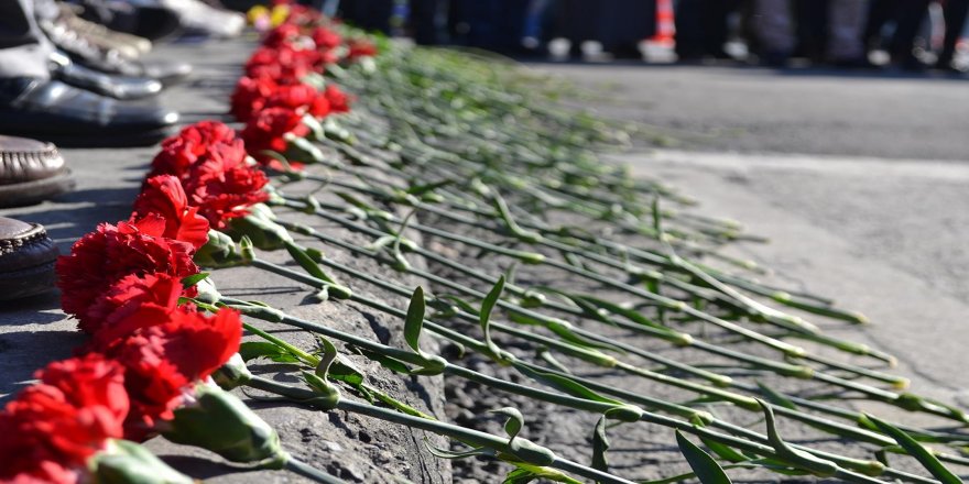 İstanbul'da saldırının olduğu yere karanfiller bırakıldı