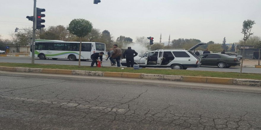 Şanlıurfa’da seyir halindeki otomobil alev aldı