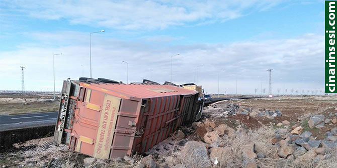 Kamışlı Bulvarında virajı alamayan TIR kontrolden çıkarak yan yattı