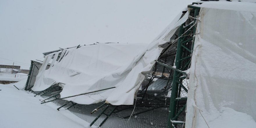 Çöken halı sahada facia saniyelerle atlatıldı