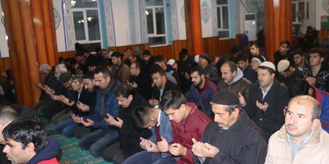 Sabah namazında bir araya gelen gençler Halep için dua etti