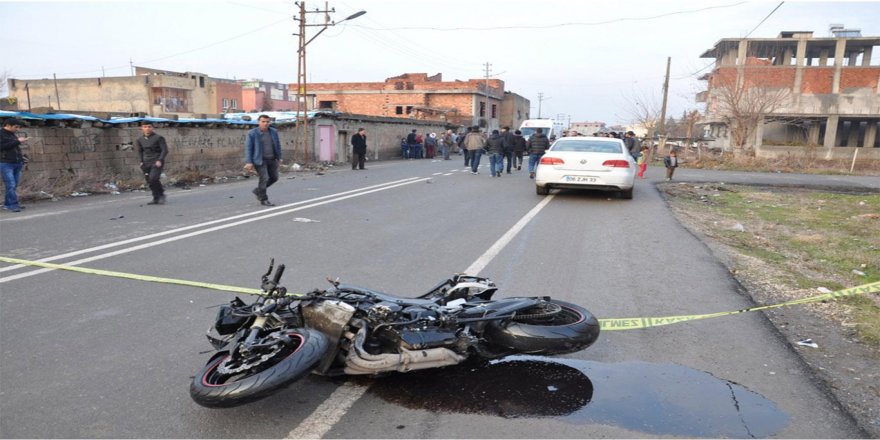 Motosiklet kamyona çarptı: 1 ölü 1 ağır yaralı