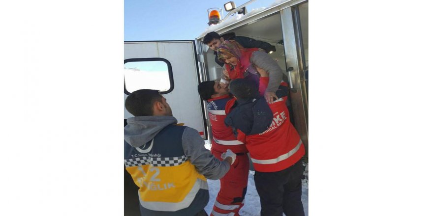 Hastalar karda mahsur kaldı