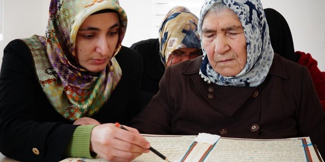 74 yaşındaki yaşlı teyzenin Kur'an okuma sevinci