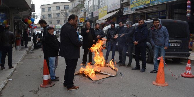 Esnaf elektrik kesintisini ateş yakarak protesto etti