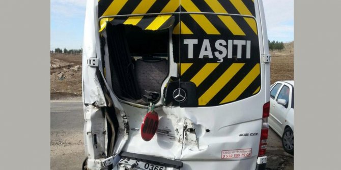 Yolcu treni öğrenci servisine çarptı: 2 yaralı