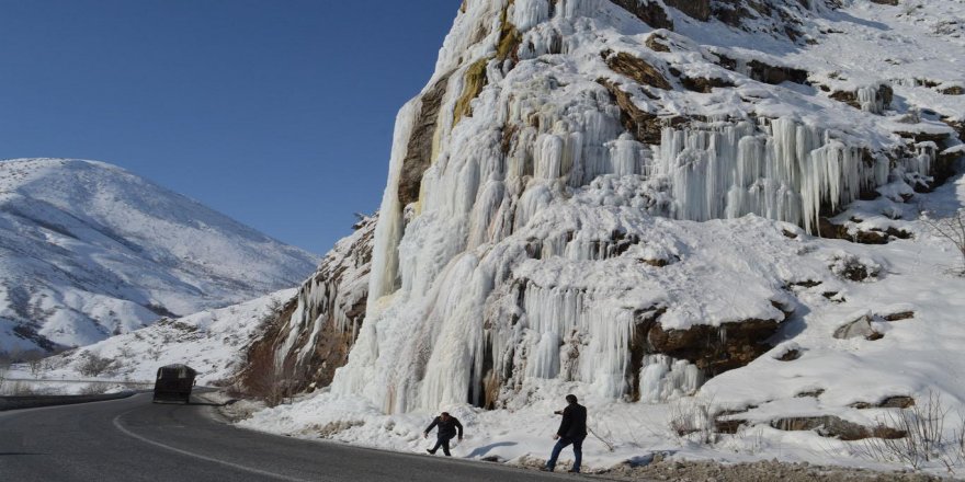 Buz sarkıtlarıyla kaplanan Deliklitaş'ın seyrine doyulmuyor