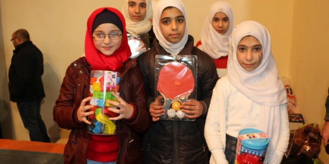 Örtünen ve hafız olan Suriyeli öğrencilere hediyeler verildi