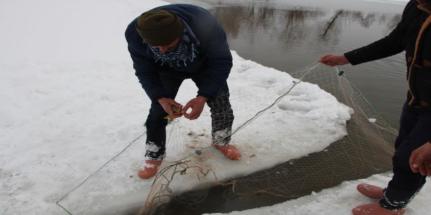 Buz kırıp balık tutarak vakit geçiriyorlar