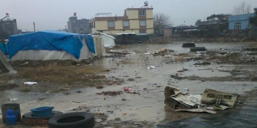 Suriyeli ailelerin çadırları sular altında kaldı