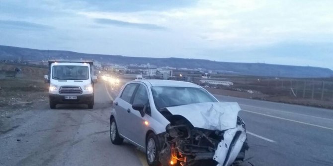 Otomobil minibüse çarptı: 1 yaralı