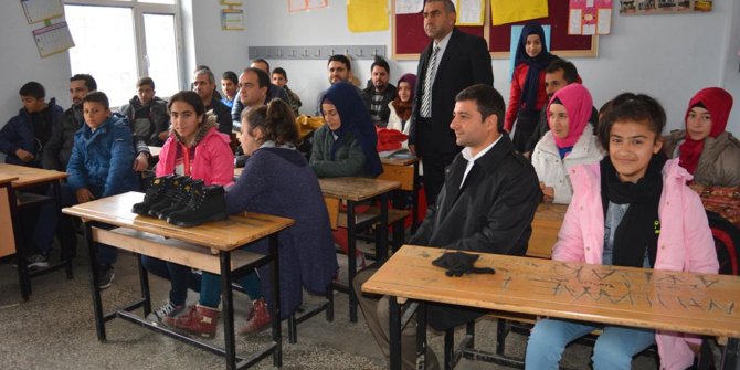 Batman’da yüzlerce öğrenciye mont ve bot yardımı