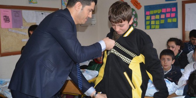 Köy okulundaki öğrencilere giyim ve kitap yardımı