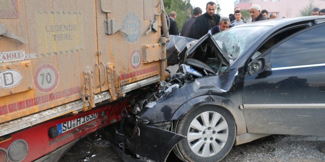 Otomobil TIR'a arkadan çarptı: 2 yaralı