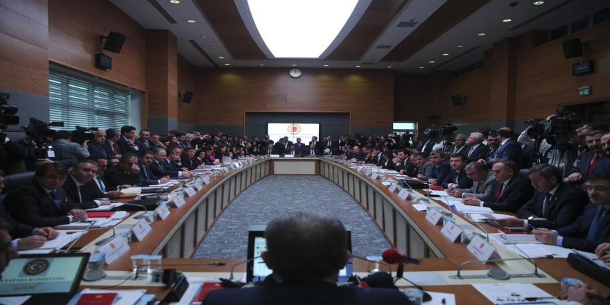 Anayasa değişikliği teklifi komisyondan geçti