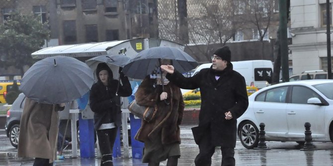 İstanbul’da şiddetli fırtına hayatı olumsuz etkiledi