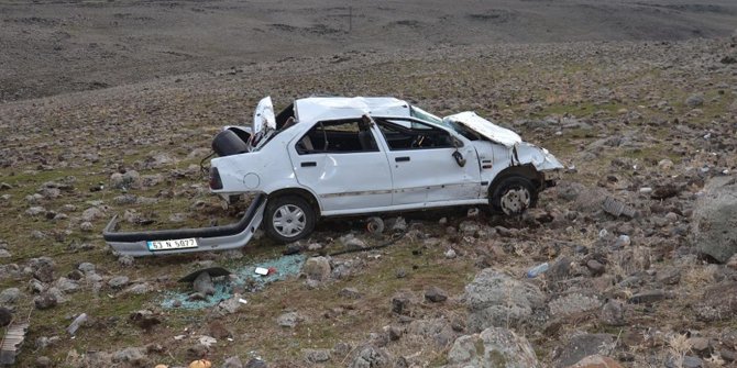 Kontrolden çıkan otomobil şarampole yuvarlandı:3 yaralı