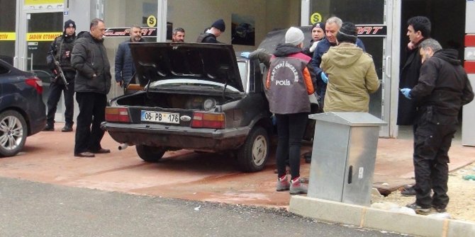 Kavgacıların aracında el bombası ile silah ele geçirildi