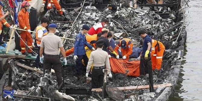 Endonezya'da teknede yangın: 23 ölü