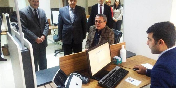 Vali Deniz, yeni çipli kimlik kartı başvurusunu yaptı