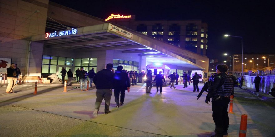 Otomobil polis aracına çarptı: 3 ölü