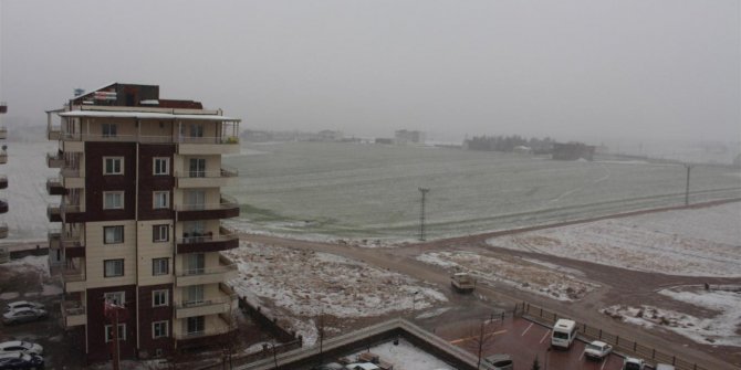 Kâhta'da yılın ilk karı yağdı