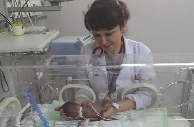465 gram doğan bebek tedavi ile hayata tutundu
