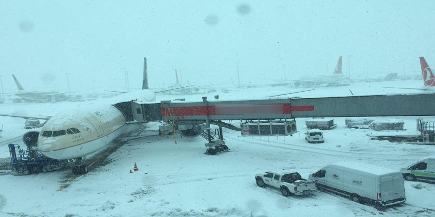 Atatürk Havalimanındaki uçuşlar iptal edildi