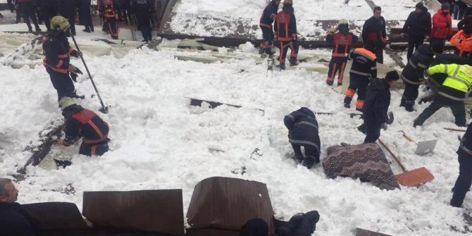 Cenaze namazı kılanların üzerine tente çöktü