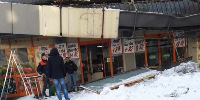 Çatıdan düşen kar maddi hasara neden oldu
