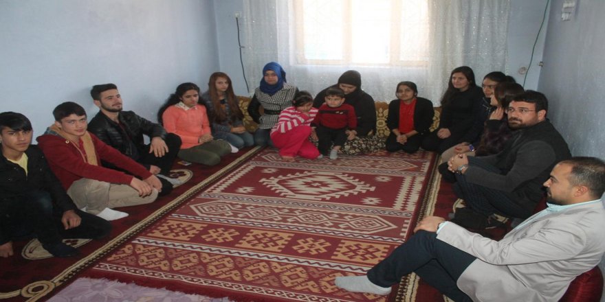 Liseli öğrenciler Suriyeli ailelere yardımda bulundu