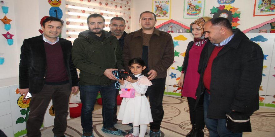 Miniklerden gazetecilere jest