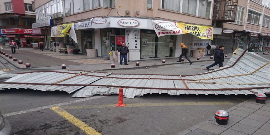 Fırtına çatıları havaya uçurdu