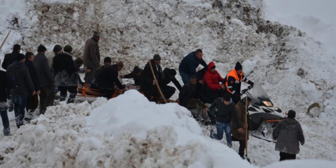 Çığ altından yaralı olarak kurtarıldı