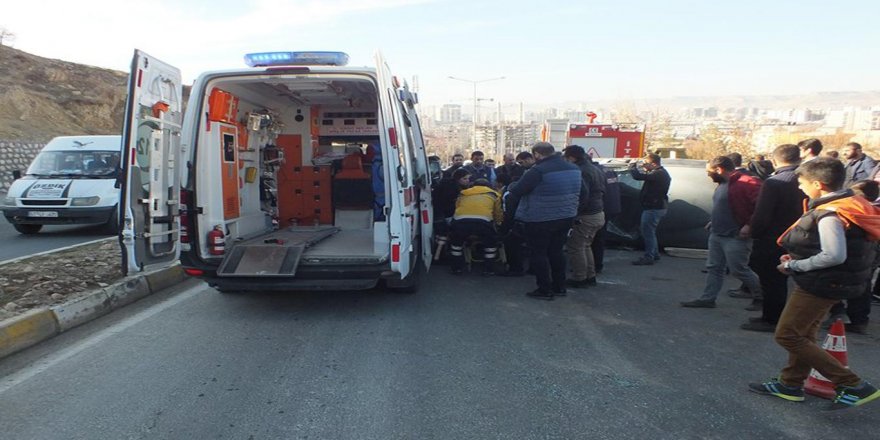 Virajı alamayan otomobil takla attı: 3 yaralı