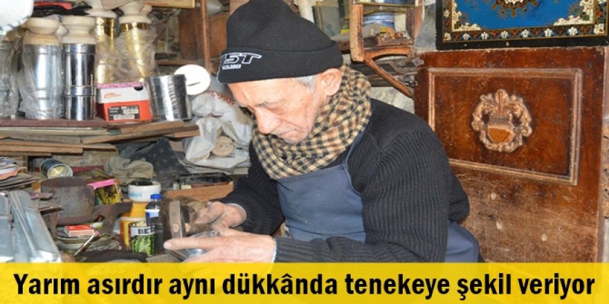 Yarım asırdır aynı dükkânda tenekeye şekil veriyor