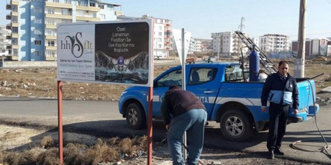 İzinsiz asılan 86 adet levha söküldü