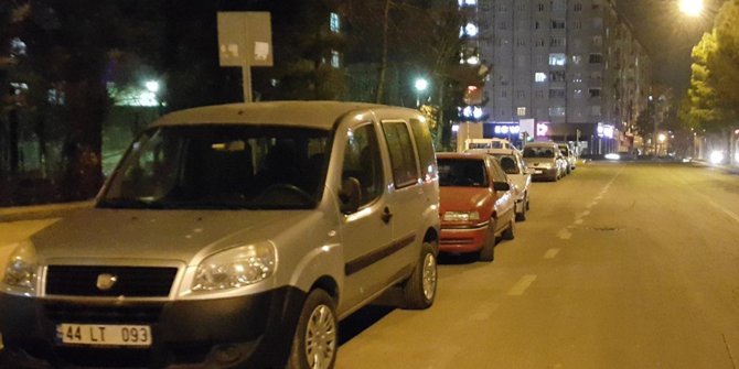 Park halindeki birçok araç tahrip edildi