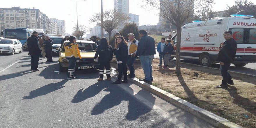 Mardin’de otomobil yayalara çarptı: 4 yaralı